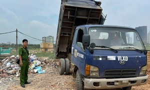 Nhiều chủ phương tiện đổ thải trái phép ‘xâm hại’ sông Hồng bị xử lý