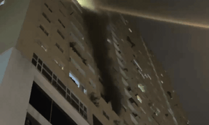 Video: Cháy căn hộ chung cư ở Nam Từ Liêm, khói đen bốc cao
