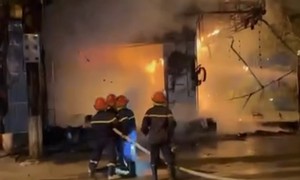 Video cơ sở kinh doanh bốc cháy ngùn ngụt trong đêm
