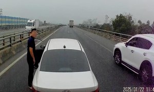 Danh tính tài xế ô tô chặn đầu xe khách trên cao tốc ở làn 100km/h