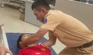 CSGT dùng xe đặc chủng đưa bé 11 tuổi bị xuất huyết não đi cấp cứu
