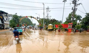 Sau lũ, bùn và rác ngập ngụa trên các phố của Lào Cai