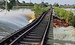 Nước lũ cuốn trôi nền đường sắt Hà Nội - Thái Nguyên, đơn vị quản lý lên tiếng