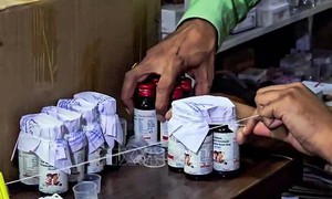 Ấn Độ thu hồi thêm siro ho sau khi có nhiều trẻ em tử vong