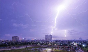 Sét đánh xuống Hà Nội là do dông mạnh