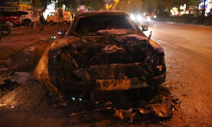 Xe Mercedes cháy rụi trên phố Nguyễn Hoàng, Hà Nội