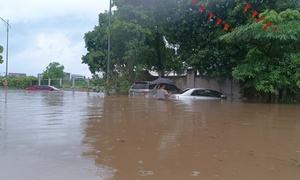 Số xã, phường còn ngập sâu ở Hà Nội giảm, mực nước ngập còn 1m