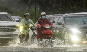 Hà Nội lại mưa lớn đúng giờ cao điểm, Trung Bộ và Nam Bộ có mưa rào rải rác