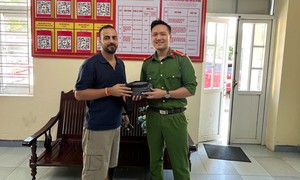 Làm rơi hàng nghìn USD, du khách nước ngoài may mắn được công an phường tìm giúp