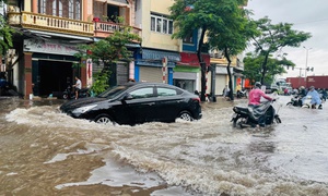 Mưa lớn kéo dài, nhiều tuyến phố ở Hải Phòng bị ngập sâu