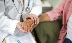 Người cao tuổi sống chung với HIV: Thách thức kép từ lão hóa và bệnh mạn tính