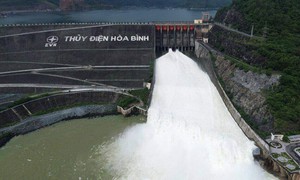 Thủy điện Hòa Bình mở cửa xả đáy do mưa lớn, 6 tỉnh thành ứng phó