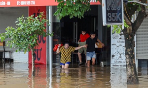 Mưa lớn kéo dài, nhiều khu vực vẫn ngập úng sau bão số 11