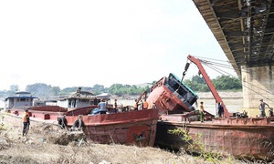 Trục vớt tàu đắm trên sông Lô sau vụ tai nạn thương tâm khiến 2 người tử vong