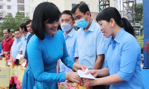 Công đoàn sẽ chi hàng nghìn tỷ đồng chăm lo Tết cho người lao động thế nào?