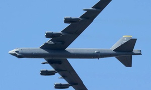 Ba 'pháo đài bay' B-52 của Mỹ đối mặt F-16 Venezuela