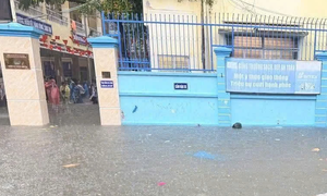 Mưa lớn, đường ngập, trường học ở Khánh Hòa chủ động cho học sinh nghỉ học