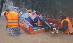 Video lực lượng chức năng dầm mình trong nước lũ di dời dân đến nơi an toàn