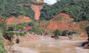 Sạt lở nghiêm trọng trên Quốc lộ 2 (Tuyên Quang)