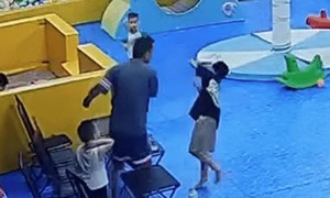 Bé 8 tuổi bị tát 'ù tai' vì ném bóng trúng bạn, người mẹ đã trình báo công an