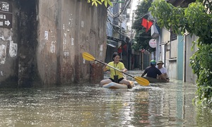 Phố thành sông, người dân đi lại bằng thuyền, cuộc sống đảo lộn vì mất điện, nước