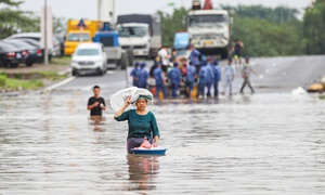 Bãi giữa, vùng ven ở Hà Nội còn ngập sâu kéo dài do nước sông vẫn đang lên