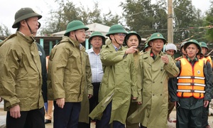 Huế kiểm tra các điểm sạt lở, di dời dân vùng xung yếu đến nơi an toàn