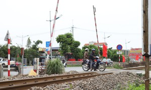 CSGT bất ngờ kiểm tra an toàn đường sắt, đo nồng độ cồn của nhân viên gác chắn