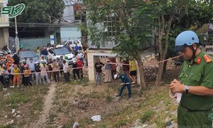 Hiện trường thi thể nam giới đang phân hủy trôi dạt vào chân cầu Xóm Bóng