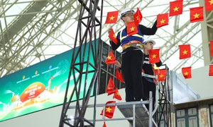Các gian hàng gấp rút hoàn thiện trước ngày khai mạc Hội chợ Mùa Thu 2025