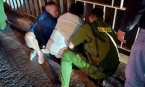 Nam thanh niên cầm dao có ý định tự tử trên cầu Chương Dương