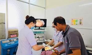 5 con dòi sống cạnh xác côn trùng trong tai người phụ nữ