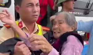 Video CSGT dùng phương tiện đặc chủng đưa cụ bà 98 tuổi bất tỉnh trên xe khách đến bệnh viện cấp cứu