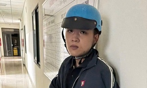 Nghi phạm đâm 2 anh em bán bánh chiên giữa cầu ra đầu thú