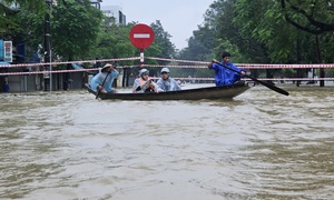 Người dân sống bên Kinh thành Huế: 'Nước lên rất nhanh, có lẽ chỉ thua lũ năm 1999'