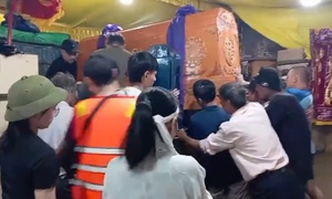 Giữa dòng nước lũ, người dân Huế tất tả đưa quan tài lên xe tải chạy ngập
