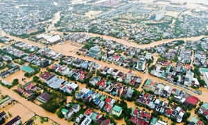 48 giờ vật lộn trong trận lũ đặc biệt lớn ở Huế