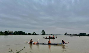 Hai thanh niên bị nước cuốn, một người mất tích