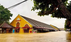 Mưa lũ miền Trung làm 16 người chết và mất tích, hơn 127 nghìn ngôi nhà bị nhấn chìm