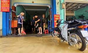 Lũ bủa vây Kinh thành Huế, người dân gồng mình giữa biển nước