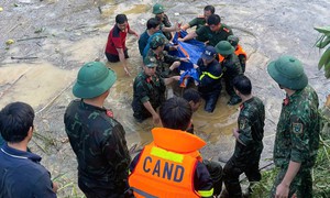 12 giờ tìm kiếm, đã thấy thi thể 2 vợ chồng bị nước cuốn trôi ở Lào Cai