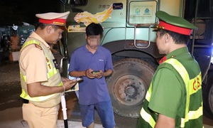 CSGT Hà Nội 'hóa trang' đón lõng xe quá tải trong đêm