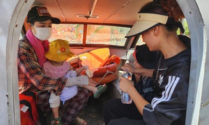 Công an kịp thời đưa 2 cháu bé sốt cao, co giật giữa vùng lũ cô lập đến bệnh viện