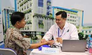 Bệnh viện Y học cổ truyền TPHCM khám bệnh miễn phí, tặng thẻ BHYT cho người cao tuổi