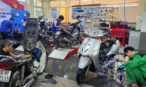 Lũ rút, 'bác sĩ xe máy' mang đồ nghề ra Huế giúp dân