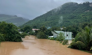 Mưa lũ giảm nhưng nhiều nơi vẫn ngập sâu, lũ sông Thu Bồn vượt mốc lịch sử 1964