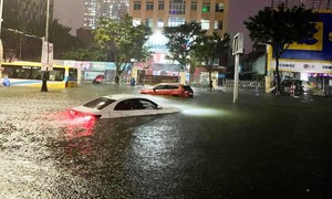 Đường đi của mưa lớn miền Trung rất phức tạp, dịch chuyển ra Nghệ An rồi lại vòng về Huế, Đà Nẵng