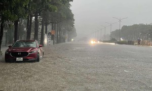 LIVE: Hà Nội mưa trắng trời, nhiều nơi lại ngập sâu