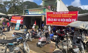 Sau lũ, xuất hiện những ‘bác sĩ’ xe máy, đồ điện tử miễn phí