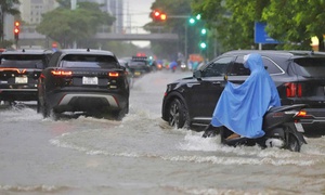 Nhiều tuyến phố ở Hà Nội ngập nặng trong trận mưa lớn sáng nay